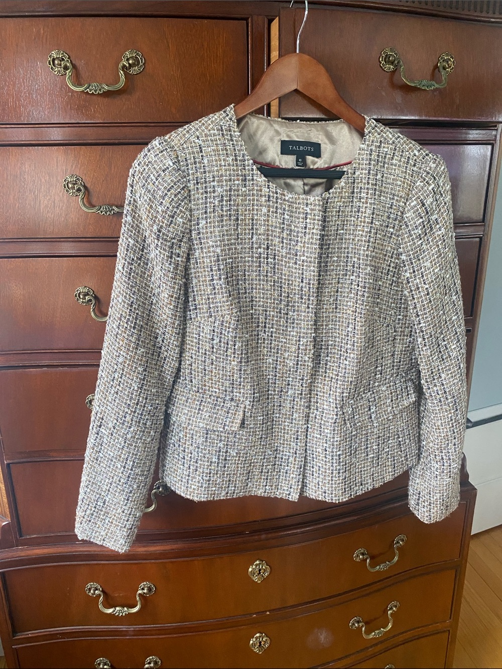 Talbots Neutral Tweed Fully lined Cropped Blazer with metallic threads. Zip fron